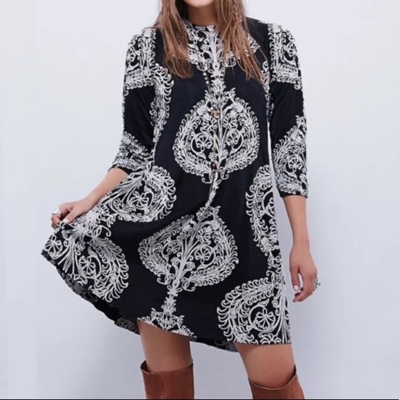 Dresses & Skirts - Swingy Keyhole Tunic DRESS Black Fiesta Florals